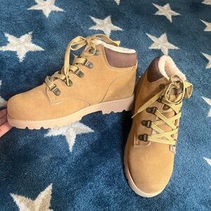 Nwot BearPaw Kids Tan and Brown Boots